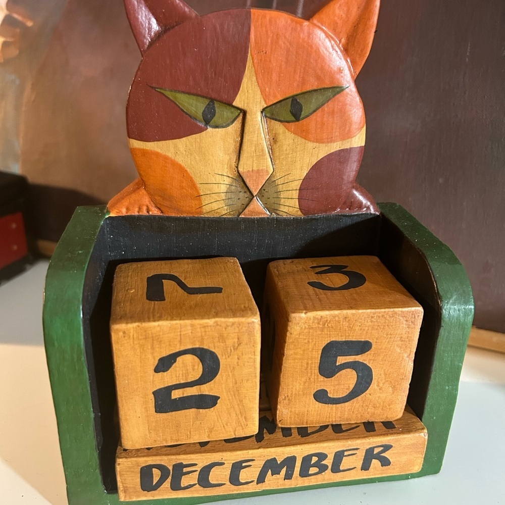 Wooden Cat Calendar with Blocks Made in Indonesia - Picture 11 of 13